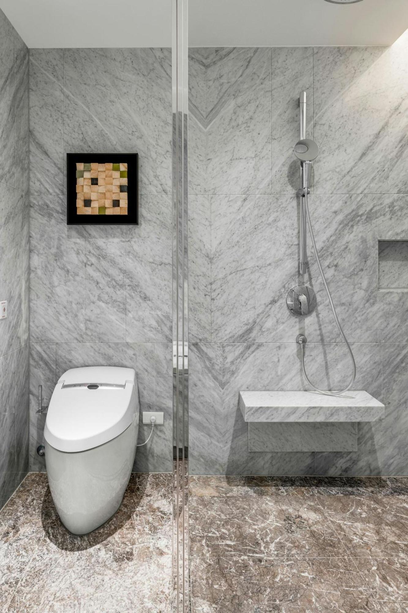 Kaohsiung Marriott Hotel Exterior foto A modern bathroom with a bidet